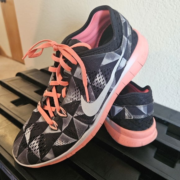 Nike Free TR Black Pink Sneakers size 8.5 U-2442 - Picture 11 of 14